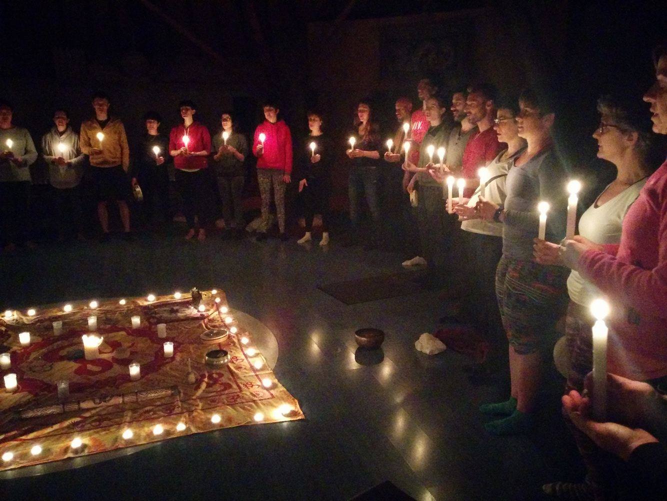 Contemplar la luz de las velas, terapia de purificación y yoga